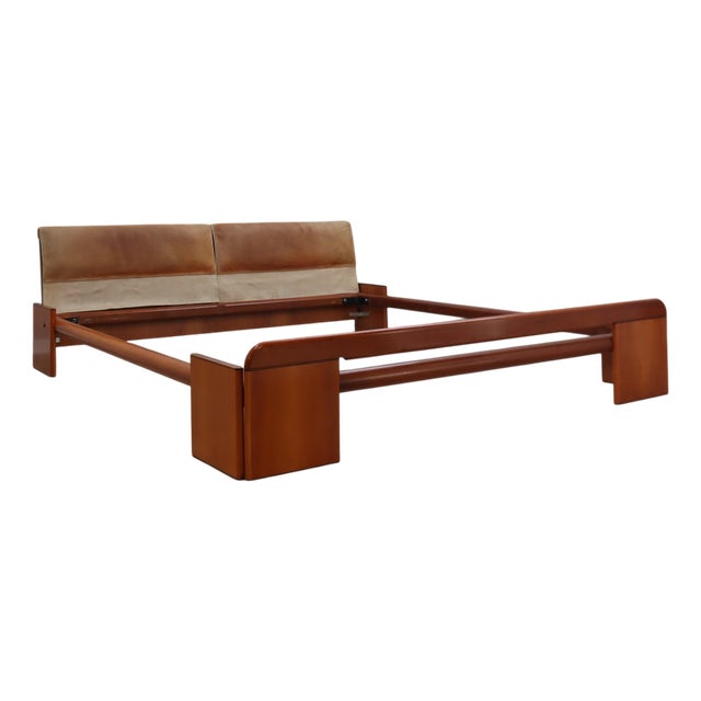 Walnut and Leather Bed attributed to Tobia Scarpa for Stildomus, 1970s For Sale