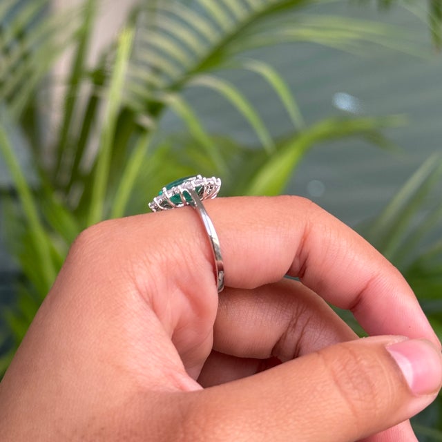 VRJewels 2.26 Ct Natural Emerald and Diamond 14k Gold Oval Engagment Ring Size 7 For Sale - Image 10 of 16