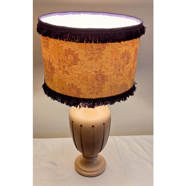 1970s Vintage Italian Table Lamp with Turned and Fluted Pink-Painted Maple Column and Fabric Shade from Lamplove, 1970s For Sale - Image 5 of 11