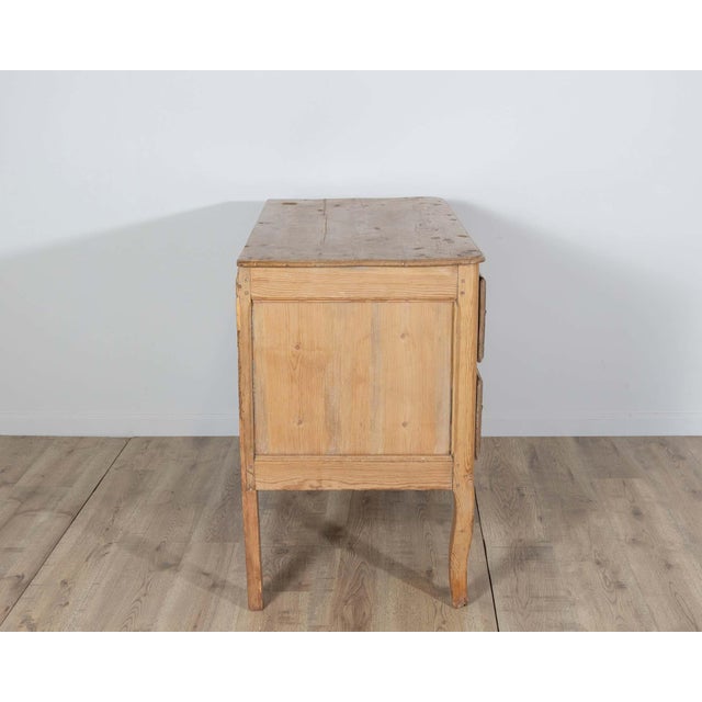 This charming commode is crafted in light-toned wood and reflects the refined yet approachable elegance associated with...