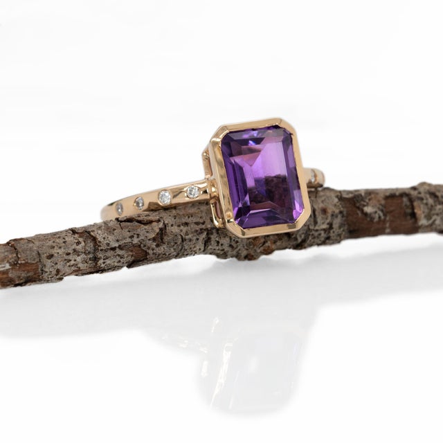 2020s 2.1ct Zambian Amethyst Ring With Natural Diamonds Accents: Solid 14k Gold, 9x7mm For Sale - Image 5 of 8