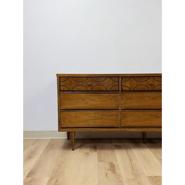 Vintage MCM Bassett Style Nine Drawer Dresser With Wood Inlays Collectable Retro For Sale In Tampa - Image 6 of 18