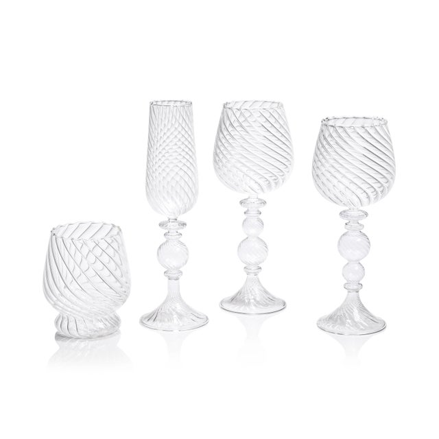 Designed to highlight the crisp and delicate notes of white wines, the Rialto Twisted Optic White Wine Glasses blend style...