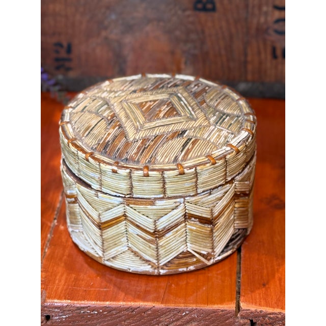 Early Mi’kmaq Quill Box c.1830 Vegetative Dyes Quills on Birch Bark Box With Geometric Pattern For Sale - Image 9 of 12