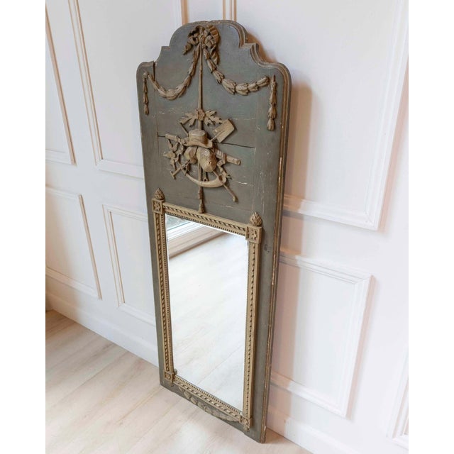 18th Century Beautiful Louis XVI period trumeau in grey-green painted wood For Sale - Image 4 of 10