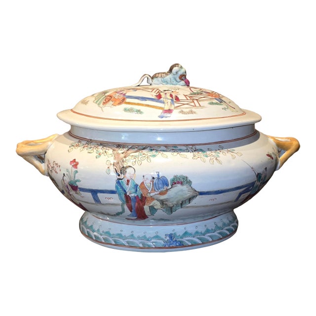 Late 19th Century Qing Dynasty Soup Tureen With Foo Dog Lid Handle For Sale