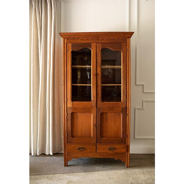 Bring timeless character and exceptional utility into your home with this beautiful American antique cupboard. Dating from...