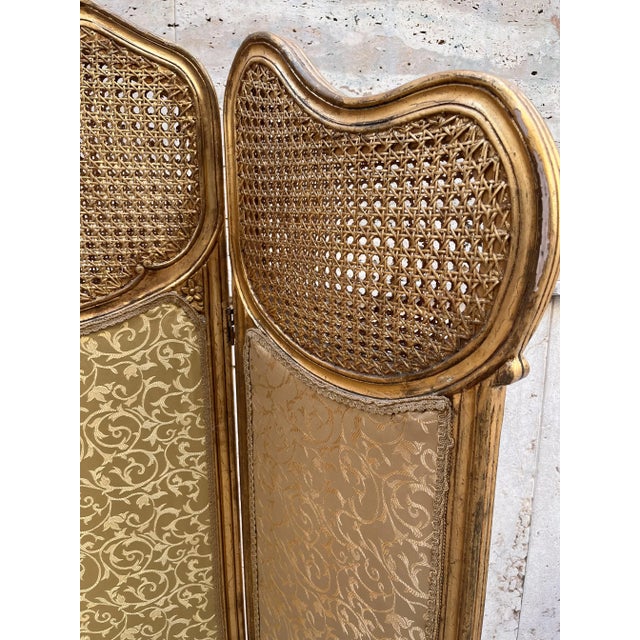 Separe' French three-door partition, woven straw, gold decorated wood and Gold Baroque fabric Good state of preservation...