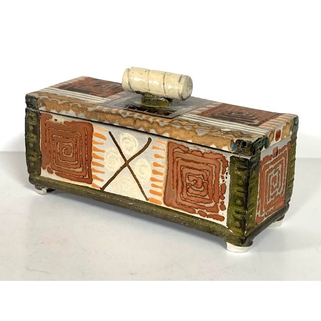 San Francisco ceramic artist David Oliver designed and made this eclectic trinket box. It has glazed with lines, swirls,...