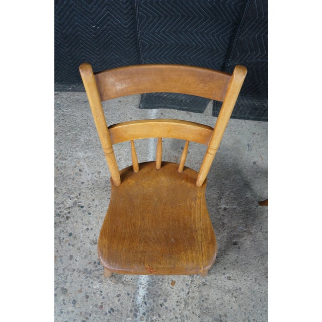 2 Antique 19th Century Colonial Windsor Thumb Back Maple Side End Chairs Pair For Sale - Image 6 of 18
