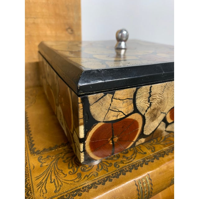 Late 20th Century Lacquered Wooden Lidded Box With Inlaid Exotic Tree Ring Veneer For Sale - Image 4 of 8