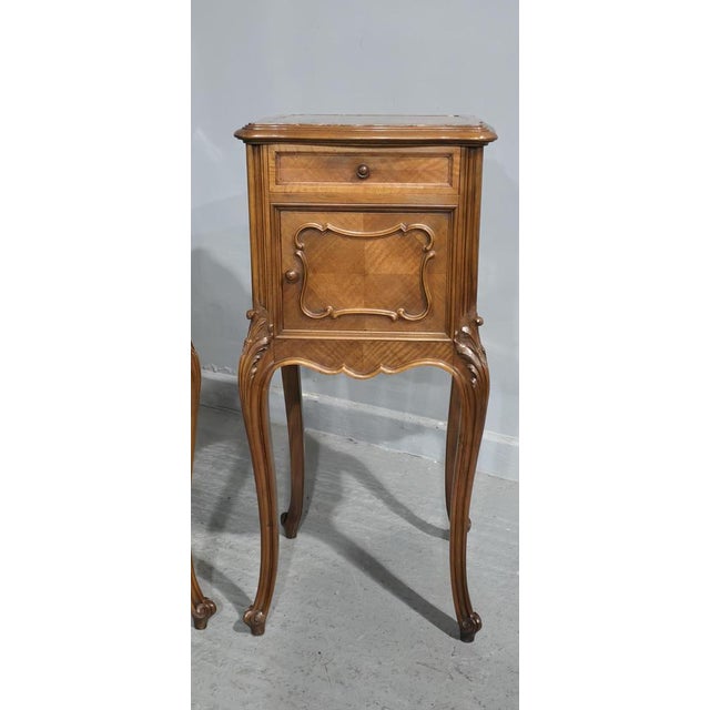 Very nice pair of French walnut bedside lamp tables, lined with white marble, freestanding and in super overall colour and...