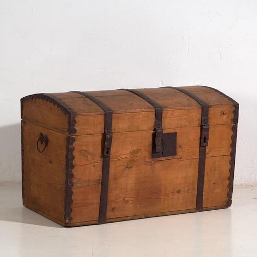 Antique Trunk with Metal Structure, 1900 For Sale - Image 10 of 10
