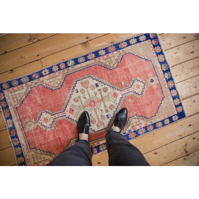 :: Hexagonal stepped center medallion with outwardly oriented geometric floral bouquet. Adorned at either end by diamond...