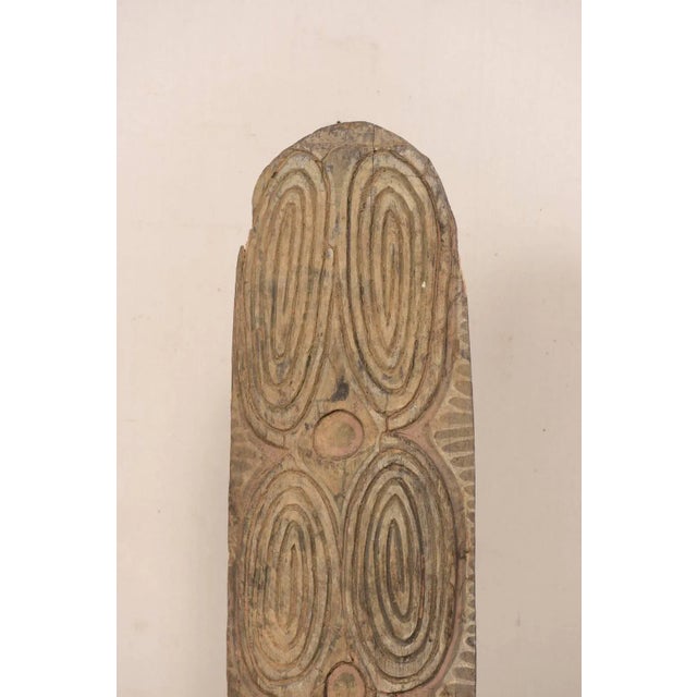 Mid 20th Century Mid 20th Century Oceanic War Shield, Papua New Guinea For Sale - Image 5 of 12