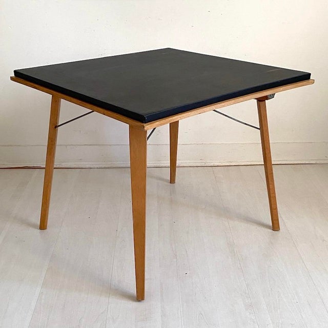 In original condition Signs of wear Stable and functional Height: 53.5 cm Width: 65 cm Depth: 65 cm