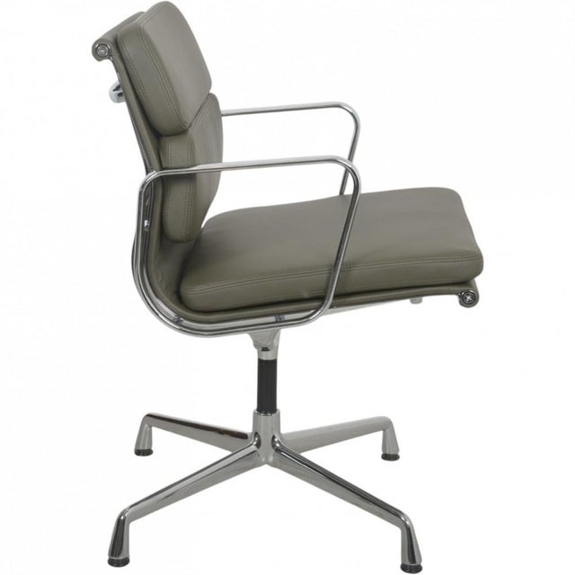 Charles Eames EA208 softpad chair upholstered in olive green semi anilin leather and with a chrome frame. The chair is...