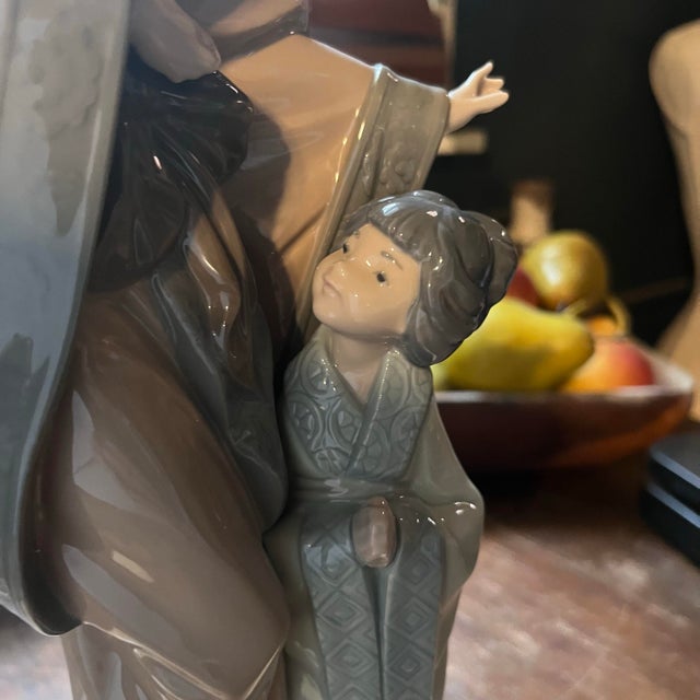 Lladro Nao by Lladrò "Japanese Mother and Daughter" Figurine (Model #0279) For Sale - Image 4 of 11