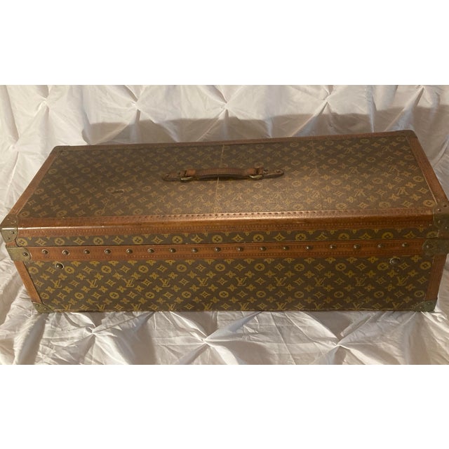 A Rare, Louis Vuitton Monogram Canvas Library Trunk 1911 Made for Britannica Encyclopaedia With Brass Hardware Louis Vuitton, Circa 1911 For Sale - Image 6 of 12