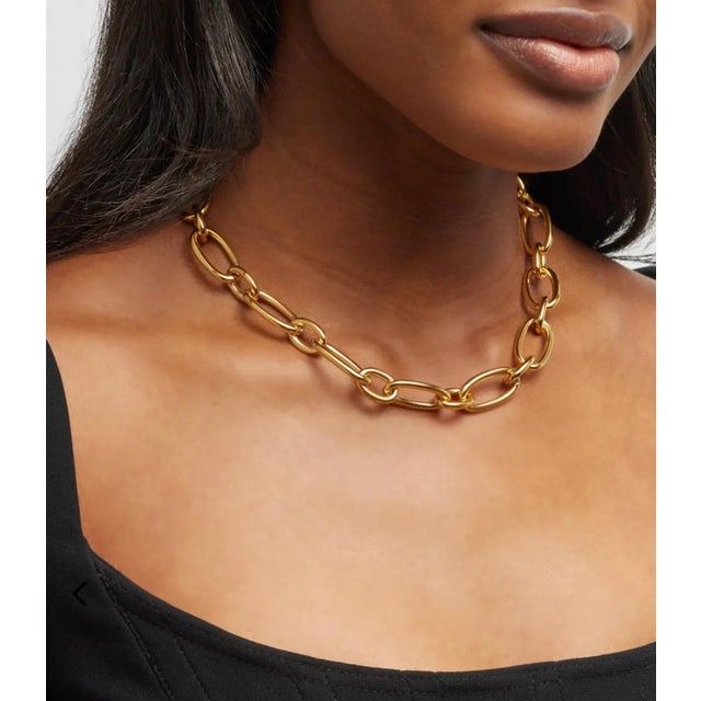 This new sleek chain has a smooth, not hammered surface. With its large links, it is perfect worn alone or with any Dina...