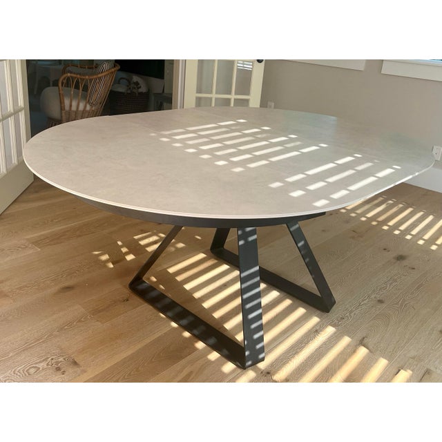 2020s Caligaris Atlante Extendable Italian Ceramic Dining Table – 50” Round to 69” – Gray Ceramic For Sale - Image 5 of 7
