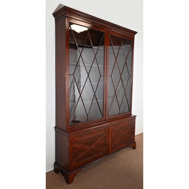 Bookcase/two-body in solid mahogany, made in London, in the Georgian style. Topped by a very discreet cornice, this set...