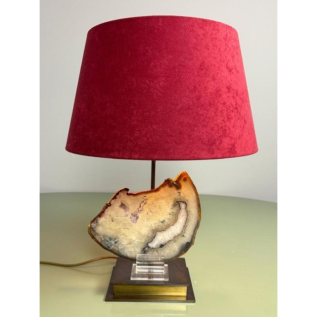 Hollywood Regency Agate and Acrylic Glass Table Lamp with Burgundy Velvet Shade., 1970s For Sale - Image 4 of 15