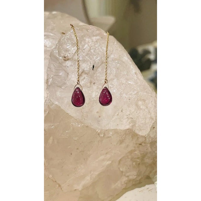 18k Yellow Gold Dangling Chain With Garnet Droplet Earrings, a Pair For Sale In New York - Image 6 of 9