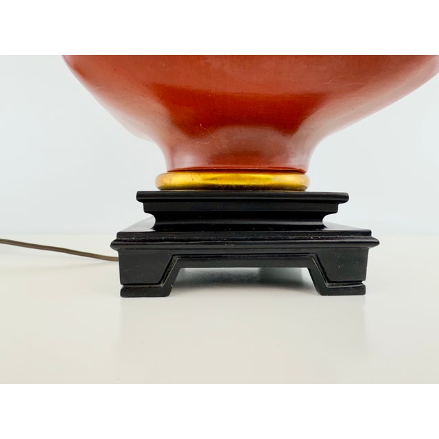 Vintage Chinoiserie Red and Black Ceramic Table Lamp With Gold-Lined Shade For Sale In Little Rock - Image 6 of 14