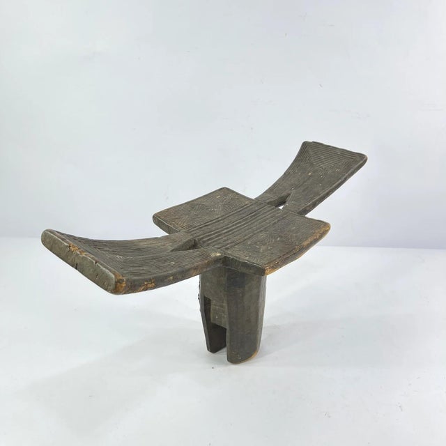 This backrest, decorated with geometric patterns was made and used by the Kuba. This object is decorated in Kuba style,...
