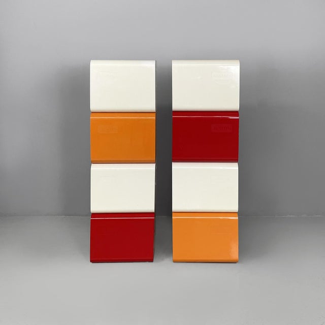 Space Age Italian Red, Orange, and White Plastic Magazine Rack from Aramis, 1970s, Set of 8 For Sale - Image 6 of 18
