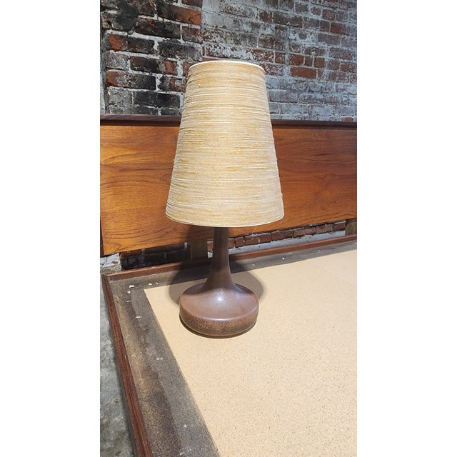 Lotte and Gunnar Bostlund 1970s Bostlund Mid-Century Ceramic Lamp With Original Fiberglass Shade For Sale - Image 4 of 7