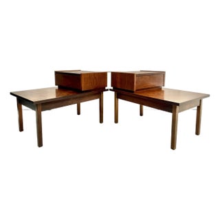 1960s Pair of MCM Stanley Furniture Walnut 2-Tier Stepped Nightstands Side Tables For Sale