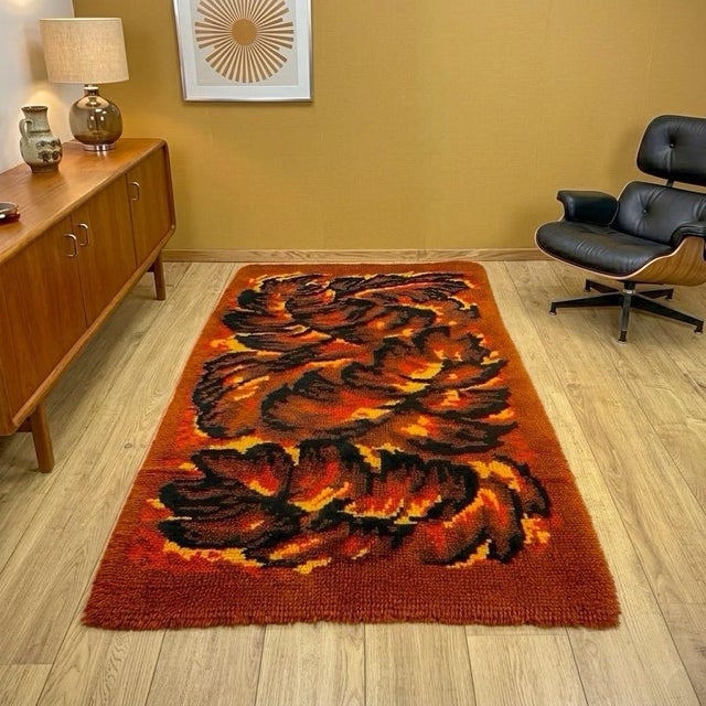This readicut rug from the 1970s is the result of a concept that seems quite unusual today: receiving a hand-painted...