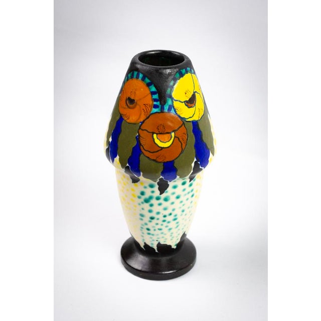 1930s Shell-Shaped Vase in Polychrome Glazed Ceramic with Stylized Floral Decor by D'Argyl for E. Val & Cie, Paris, 1928-1935 For Sale - Image 5 of 11