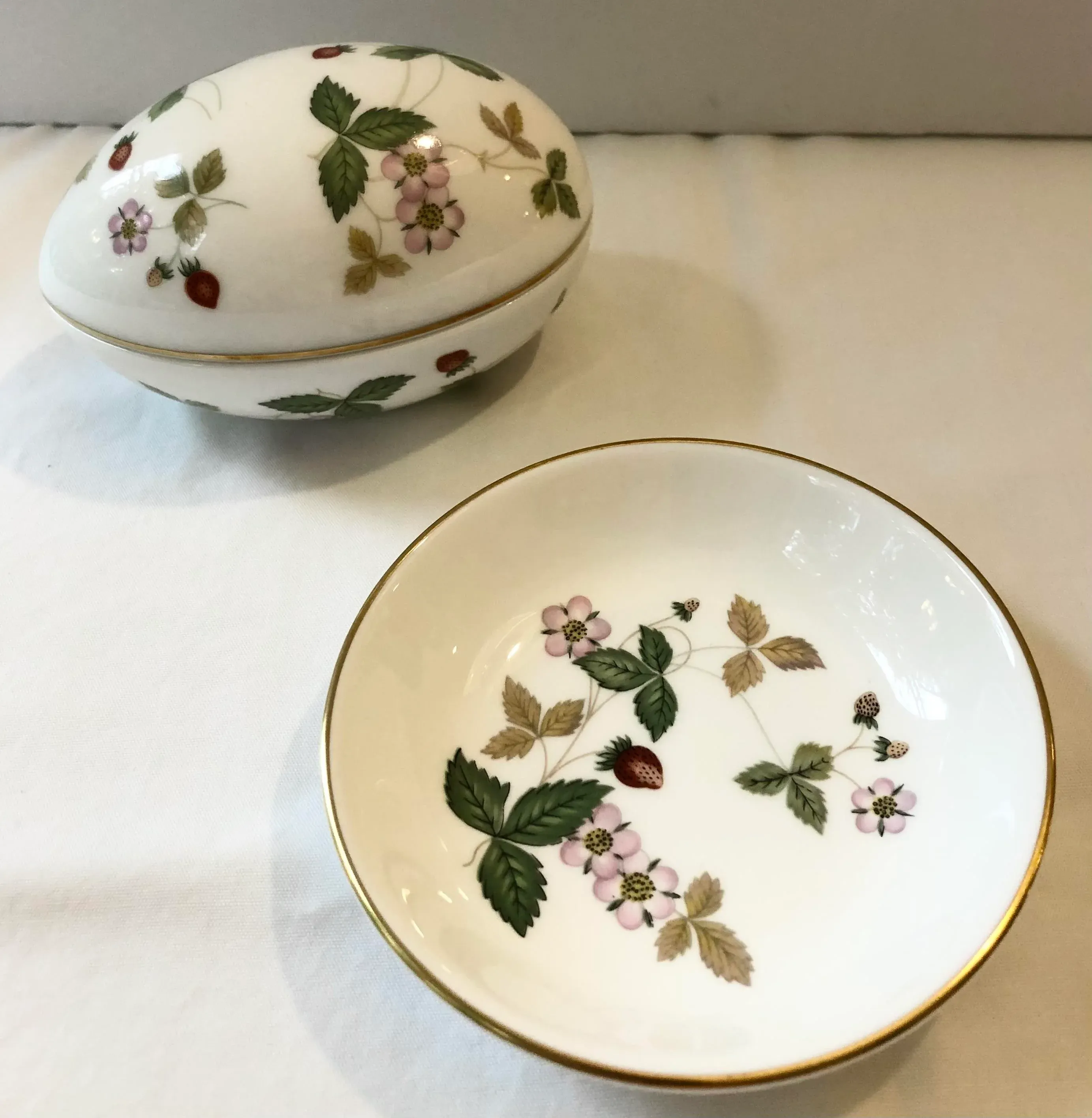 1980s Vintage English Wedgwood “Wild Strawberry” Lidded Egg Box