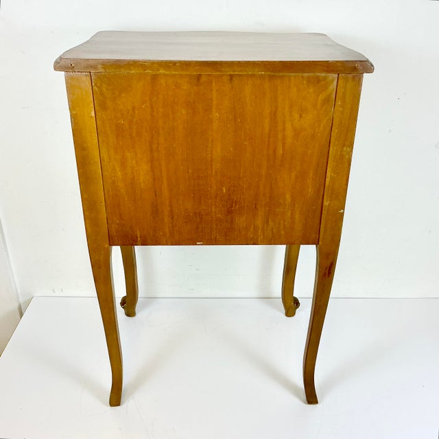 1970s Vintage French Provincial Hollywood Regency Walnut & Burl Wood Side Table or Night Stand For Sale - Image 13 of 17