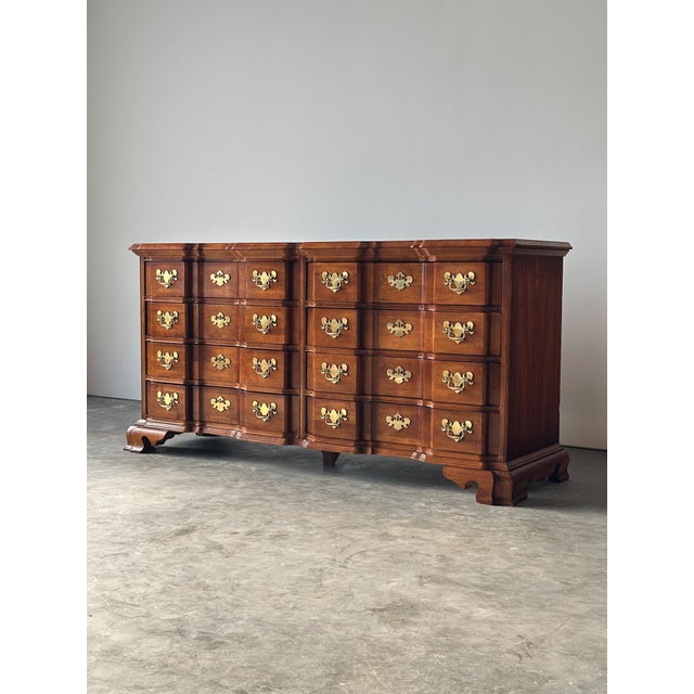 Wood Vintage Georgian Serpentine Block-Front Mahogany 8-Drawer Dresser For Sale - Image 7 of 18