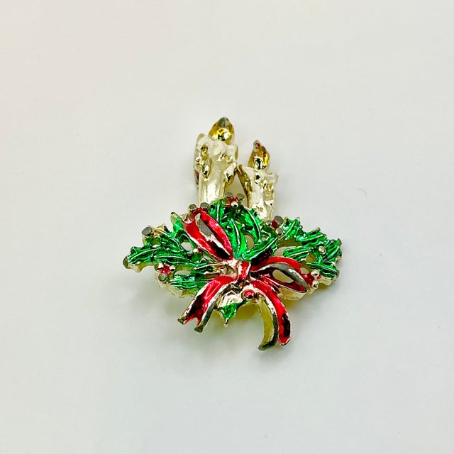 1960s 1960s Vintage Boho Chic Americana Double Candlestick With Holly & Red Ribbon Christmas Brooch For Sale - Image 5 of 6