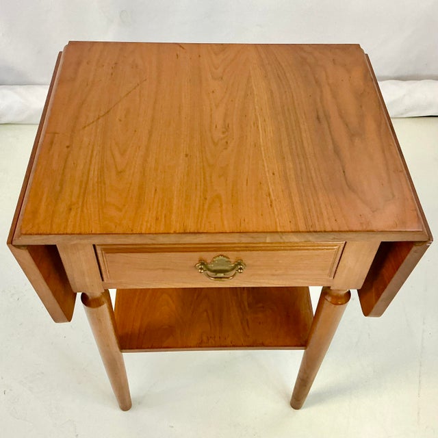 1970s Vintage Americana Federal Traditional Teak Drop Leaf Side Table For Sale - Image 4 of 17