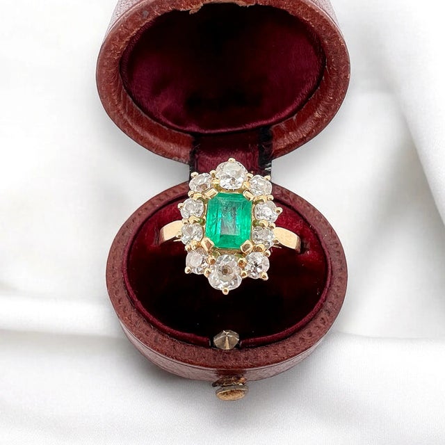 Pompadour ring worked in 18 carat gold (750 thousandths). It is decorated with an emerald of approximately 0.7 carat (6 x...
