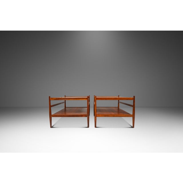 This handsome pair of Mid-Century Modern end tables from Drexel’s sought-after Suncoast collection exemplifies clean,...
