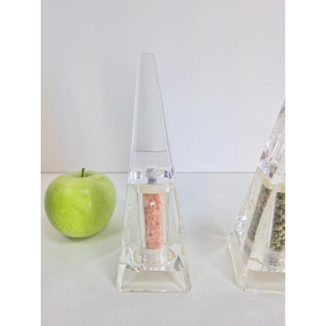 Modern Postmodern Acrylic Pyramid Salt and Pepper Mills by Wayne Husted for Blenko Grainware Co., 1980s, Set of 2 For Sale - Image 3 of 7