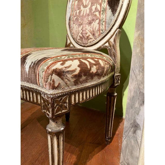Louis XVI Chairs in Ivory Lacquer, Gilt and Ikat Damask Upholstery, Florence, Italy, 18th Century, Set of 2 For Sale - Image 6 of 18