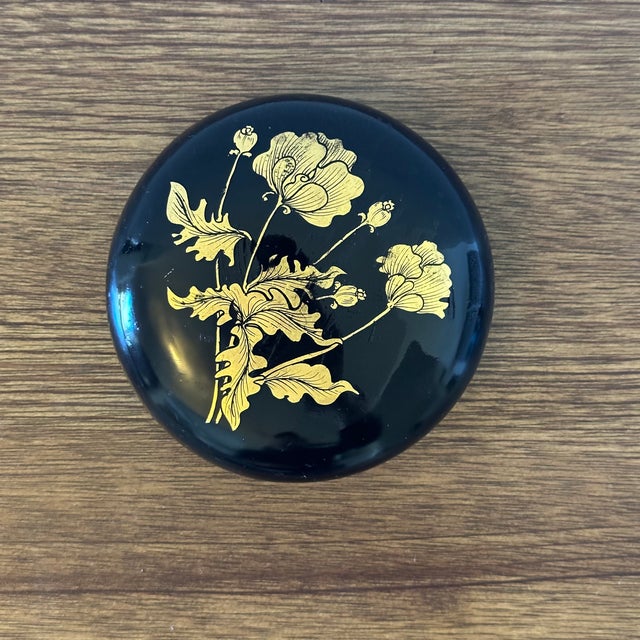 Art Deco Early 20th Century Black Lacquered Round Box With Gold Florals For Sale - Image 3 of 5