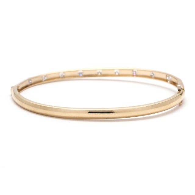 Modern 1ctw Diamond Hinged Bangle, 14k Yellow Gold, 6.5 Inches For Sale - Image 3 of 6