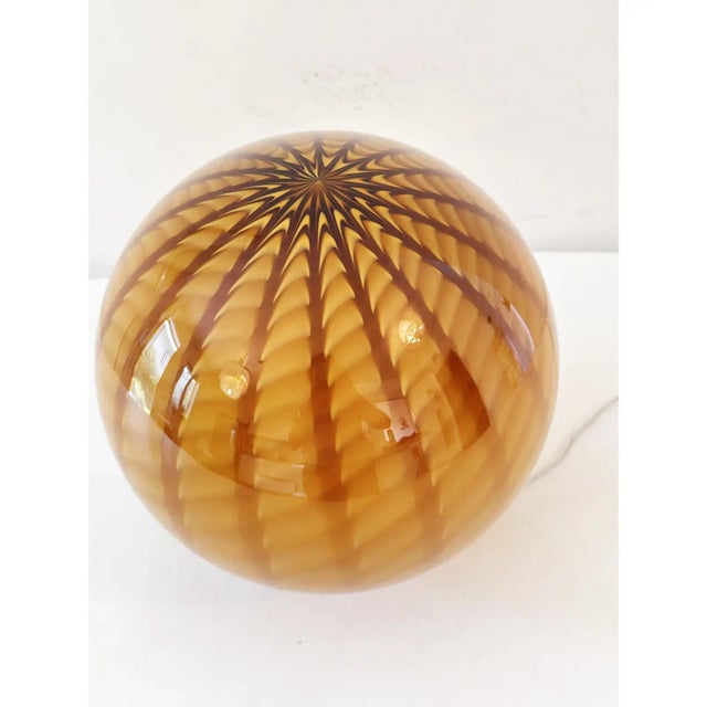 Mid-Century Modern Amber and Brown Spider Sphere Table Lamp in Murano Glass by Simoeng For Sale - Image 3 of 9