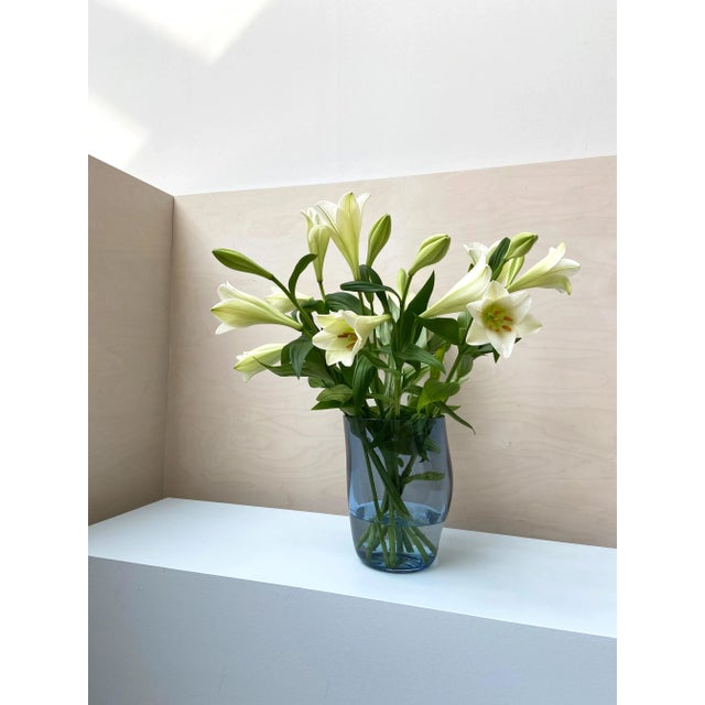 Contemporary Supernova II Silver Smoke Blue M Vase by Simone Lueling for Eloa For Sale - Image 3 of 6