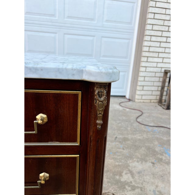 French 19th Century Louis XVI Carrara Marble Top Mahogany Commode For Sale - Image 4 of 12