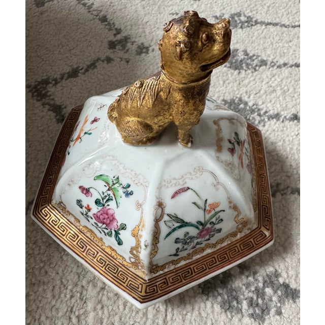 Late 18th Century Qing Dynasty Export Famille Rose Mandarin Hexagonal Floor Vase Featuring Scenes of Courtly Life and Gold Gilt Foo Dog Lid For Sale - Image 9 of 12